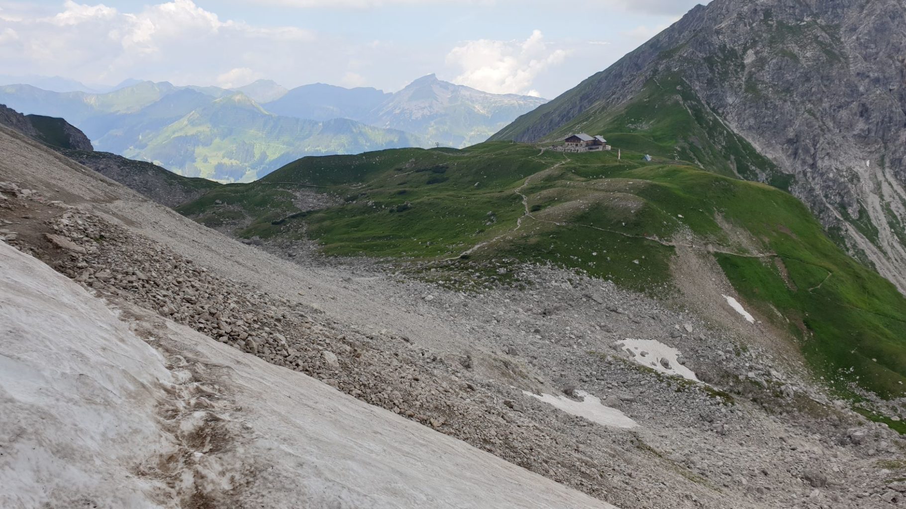 Schneefeld mit Blick auf die Fiderepasshütte auf dem Weg zum Einstieg des Mindelheimer Klettersteigs