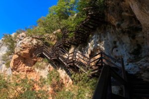 Treppe zur Höhle Ocidana Pecina