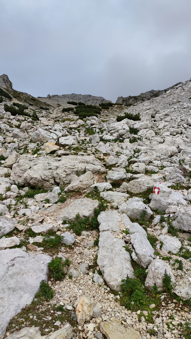 steiler und steiniger Abstieg vom Monte Baldo