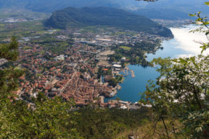 Blick von der Via dell Amicizia nach Riva und auf den Gardasee