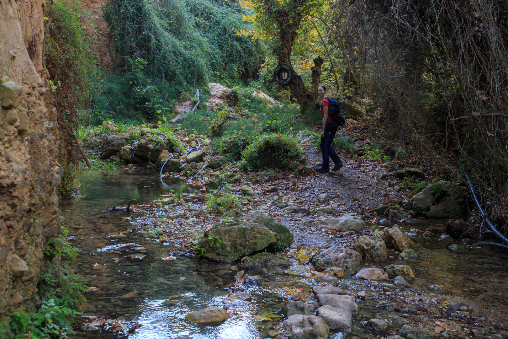Querung des Wassers in der Myli-Schlucht