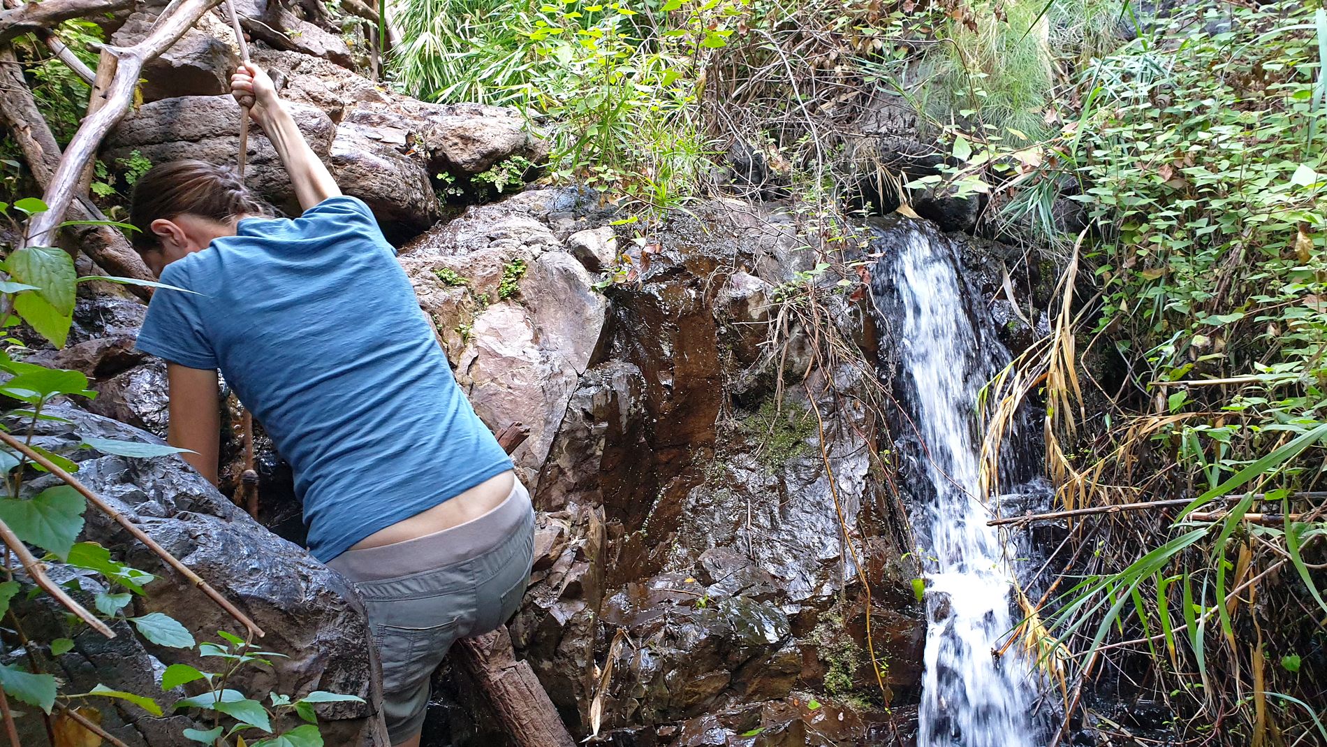 Kletterpartie auf dem Weg zum Wasserfall Salto de Agua im Valle Gran Rey