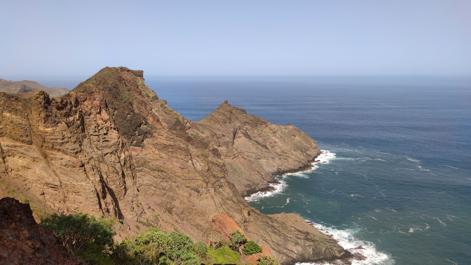 Blick auf die Klippen vom Abstecher Richtung Punta Borallos