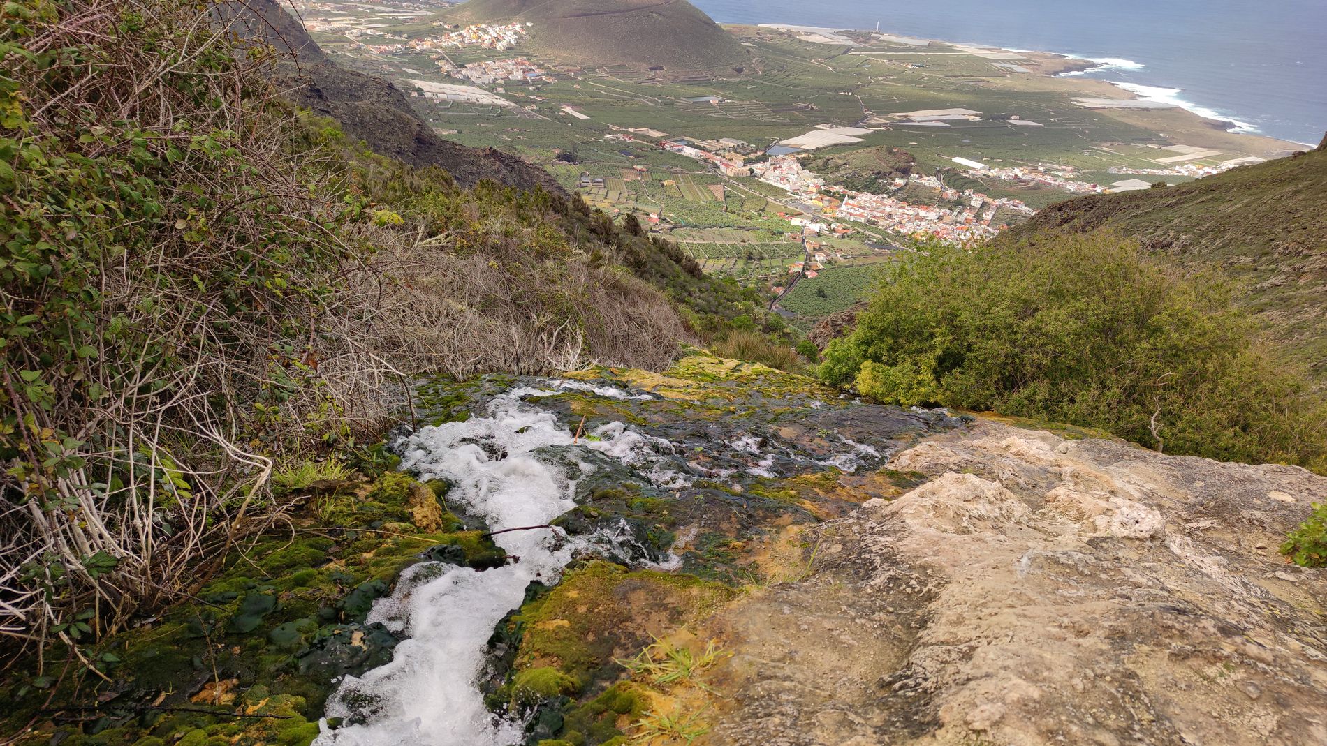 Wasserkanal Lomo Morin ergießt sich ins Tal