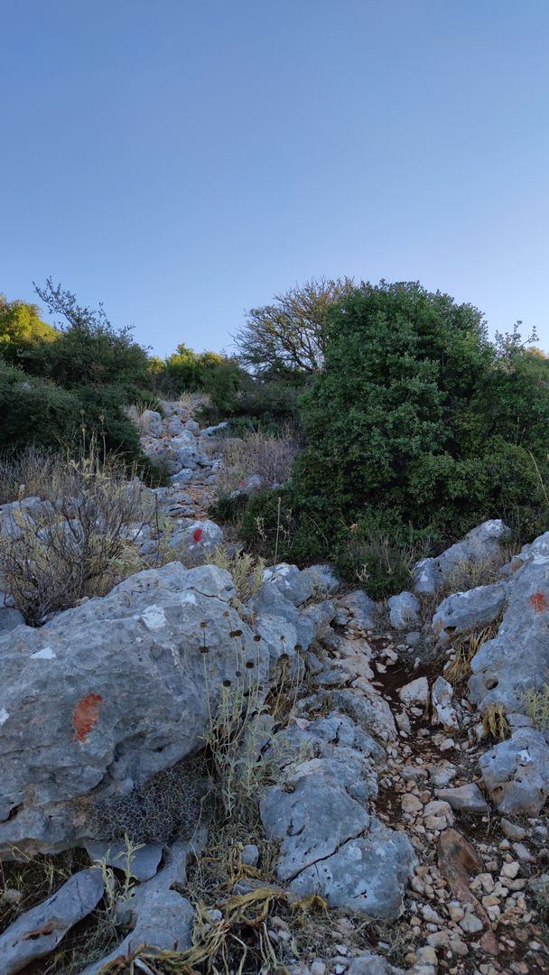 Markierte alte Pfade führen zur Zyklopenmauer von Krani