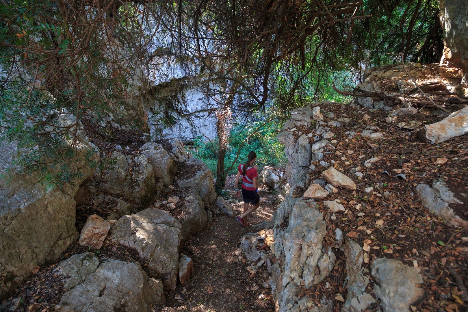 Abstieg zur Zervati Höhle