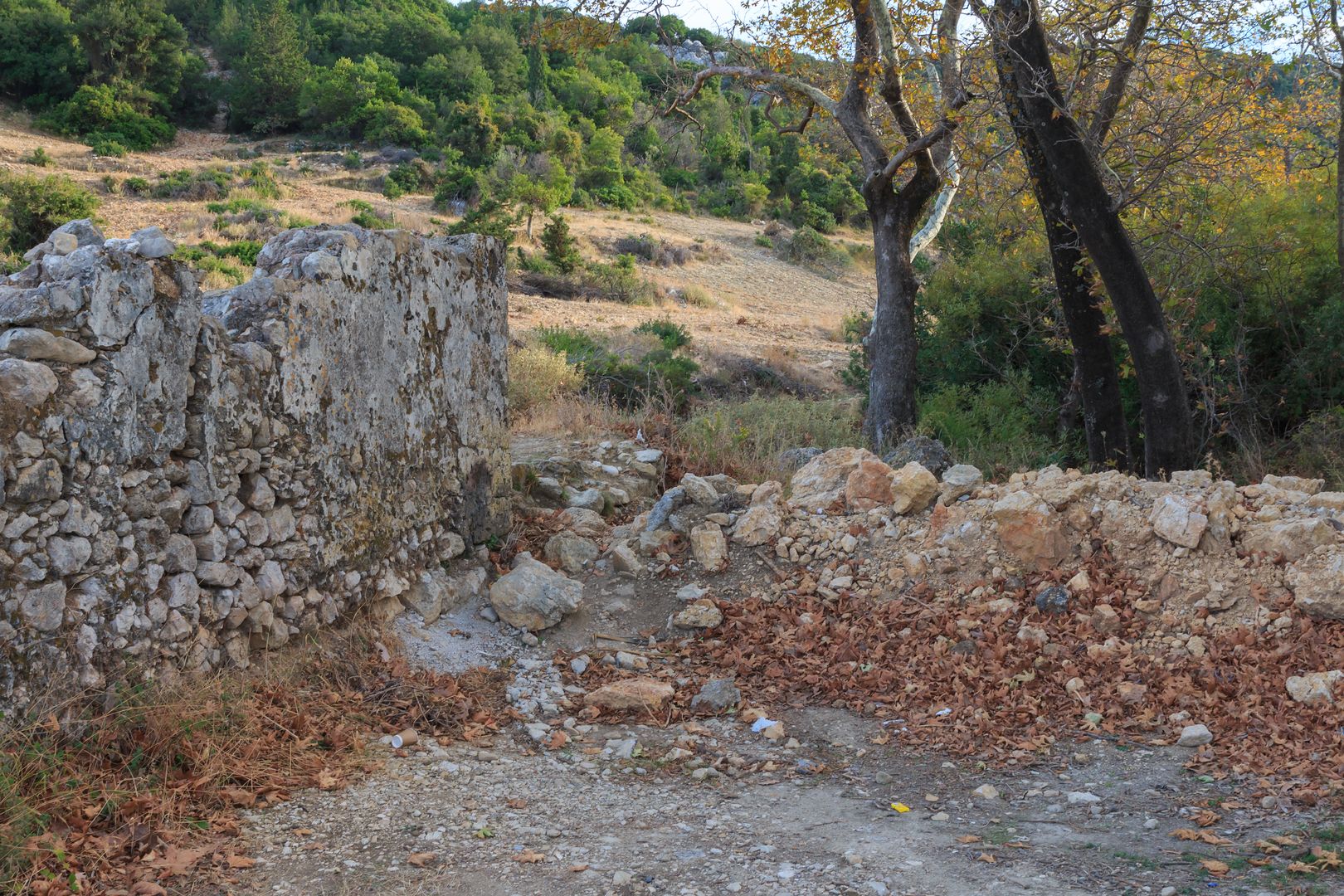 Parken und Beginn des Pfades zu den Wasserfällen bei Poros
