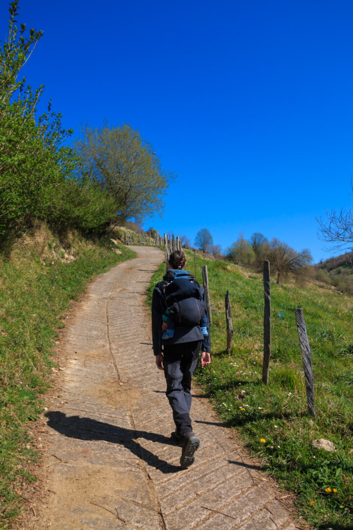 Betonweg zum nächsten Dorf