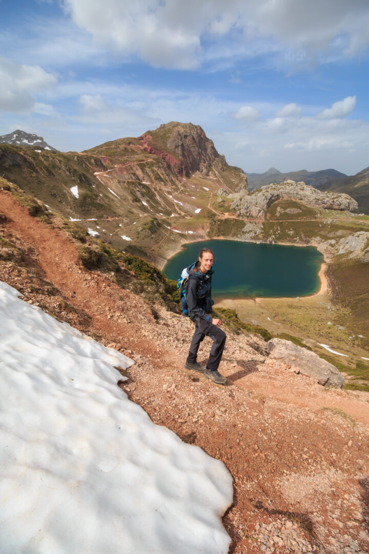 an den Lagos de Saliencia im Naturpark Somiedo, Schneefeld