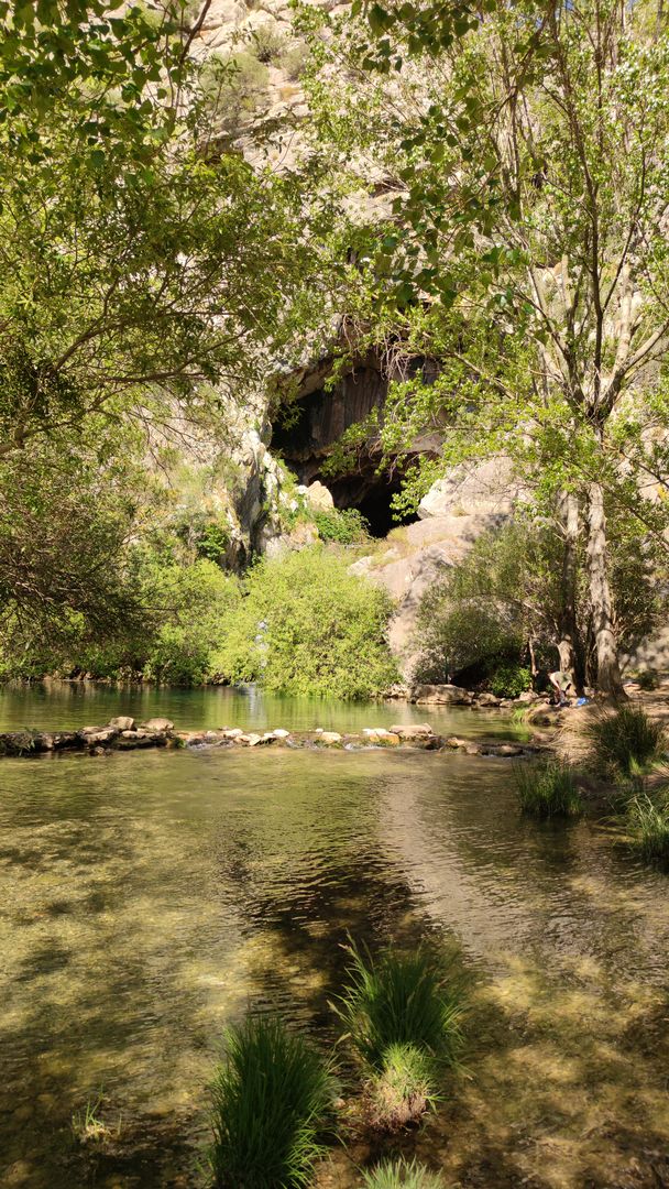 Höhleneingang Cueva del Gato in der Sierra de Grazalema
