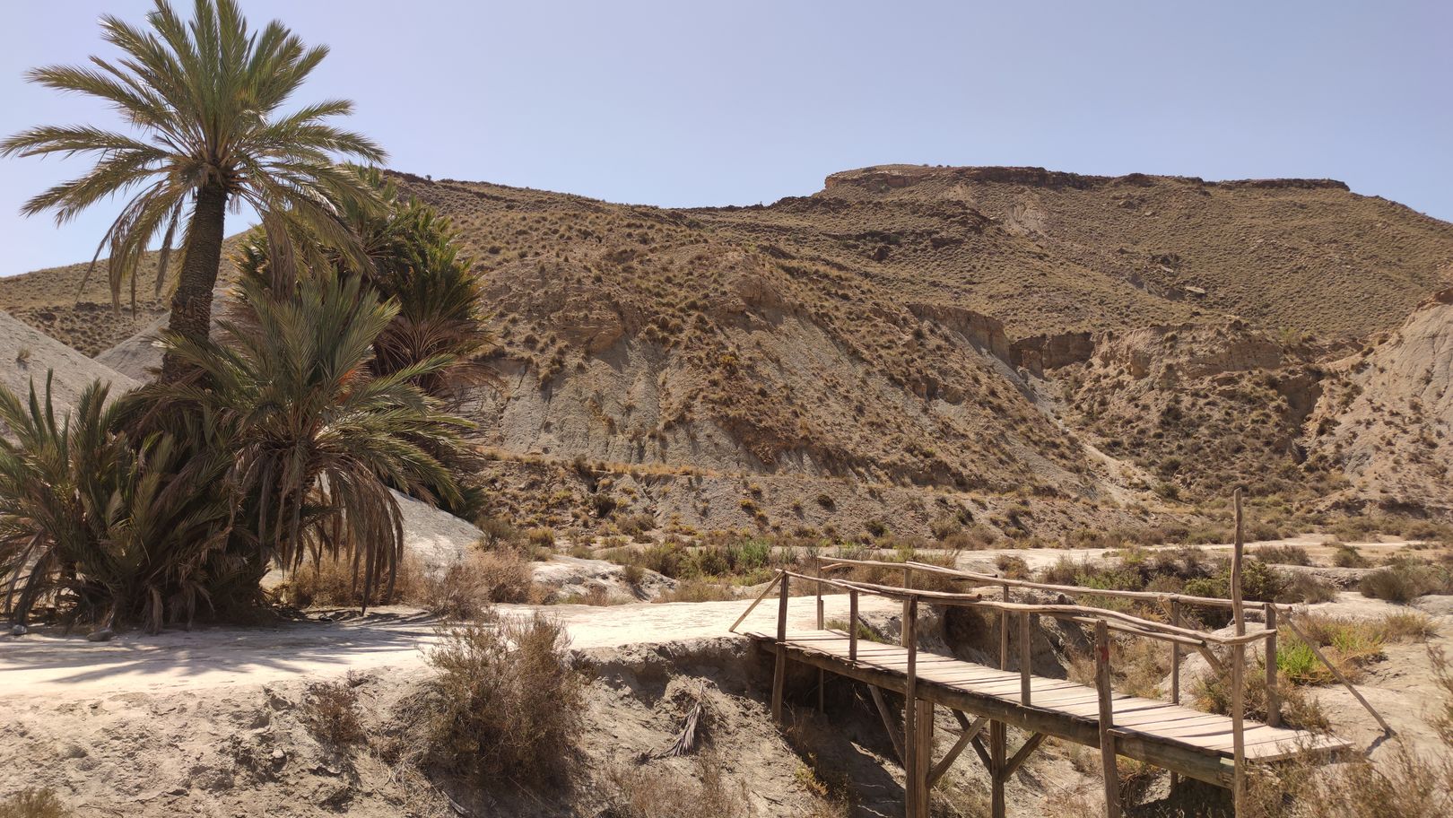 Wege mit Holzbrücken durch die Wüste Tabernas