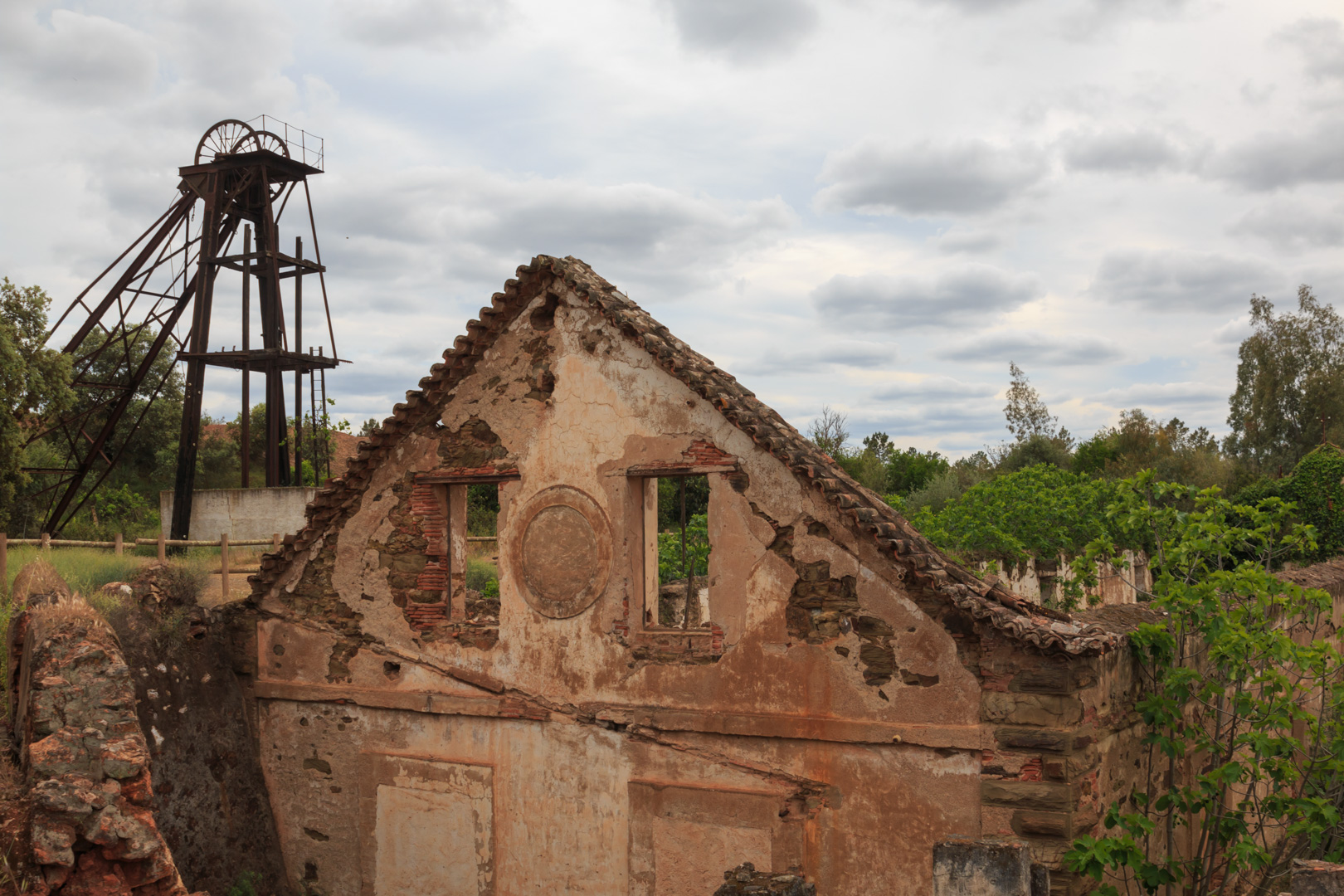 Ruine und Fördergerüst in Minas São Domingos