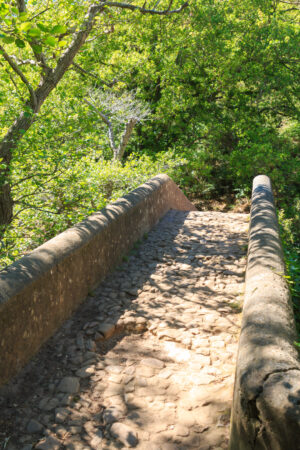 Steinbrücke, ab hier beginnt der schöne Uferpfad am Rio de la Miel im Naturpark Los Alcornocales