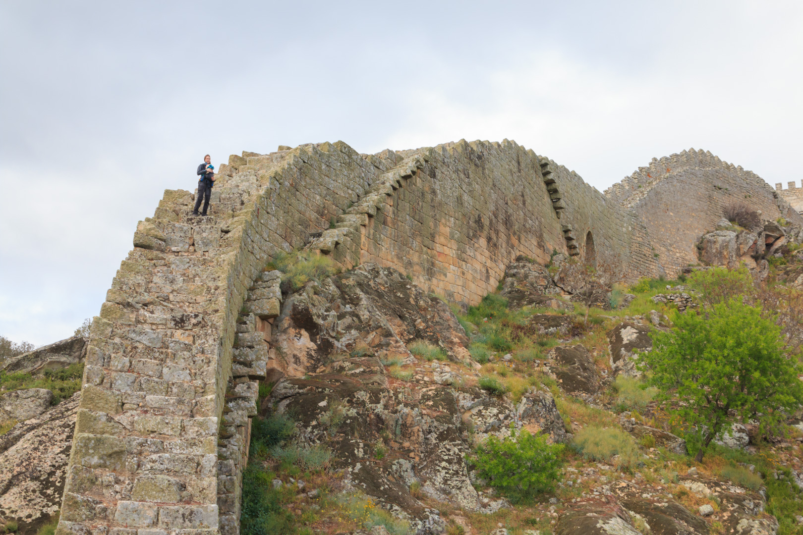 auf der Mauer des Castelo de Numao