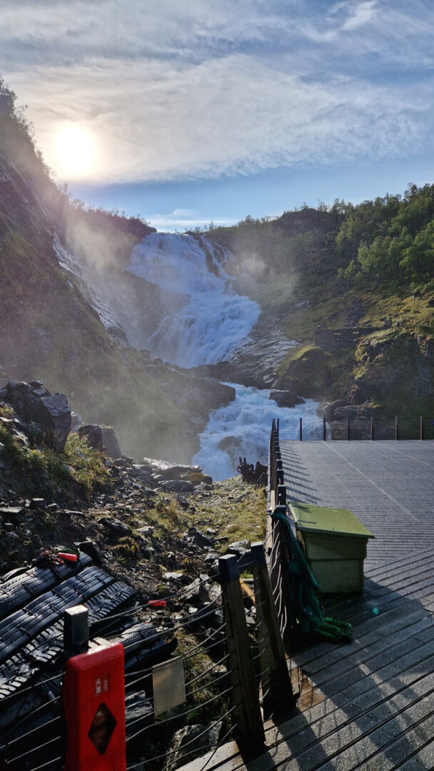 Wasserfall Kjosfossen an der Flambahn