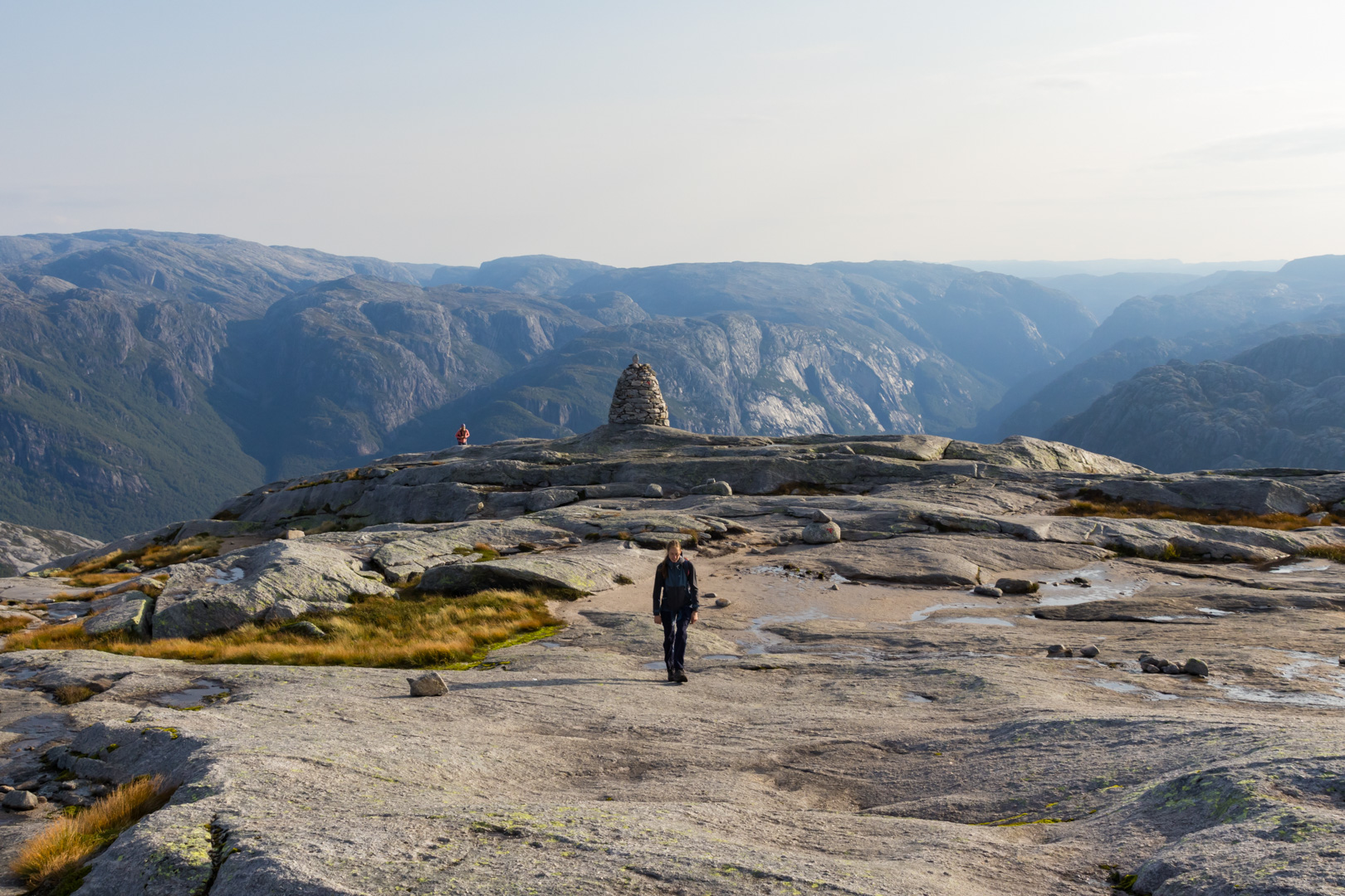 steinernes Plateau mit Steinmännchen auf dem Weg zum Kjeragbolten