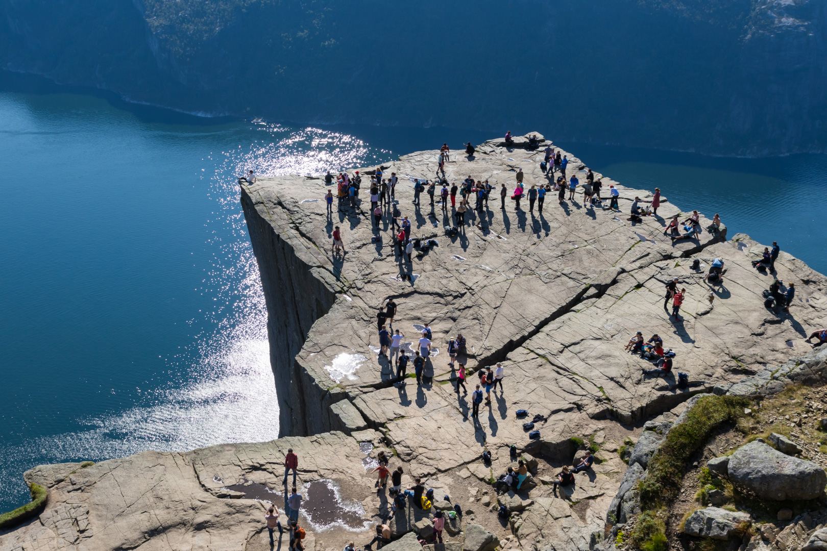 Blick von oben auf den Preikestolen und den Lysefjord