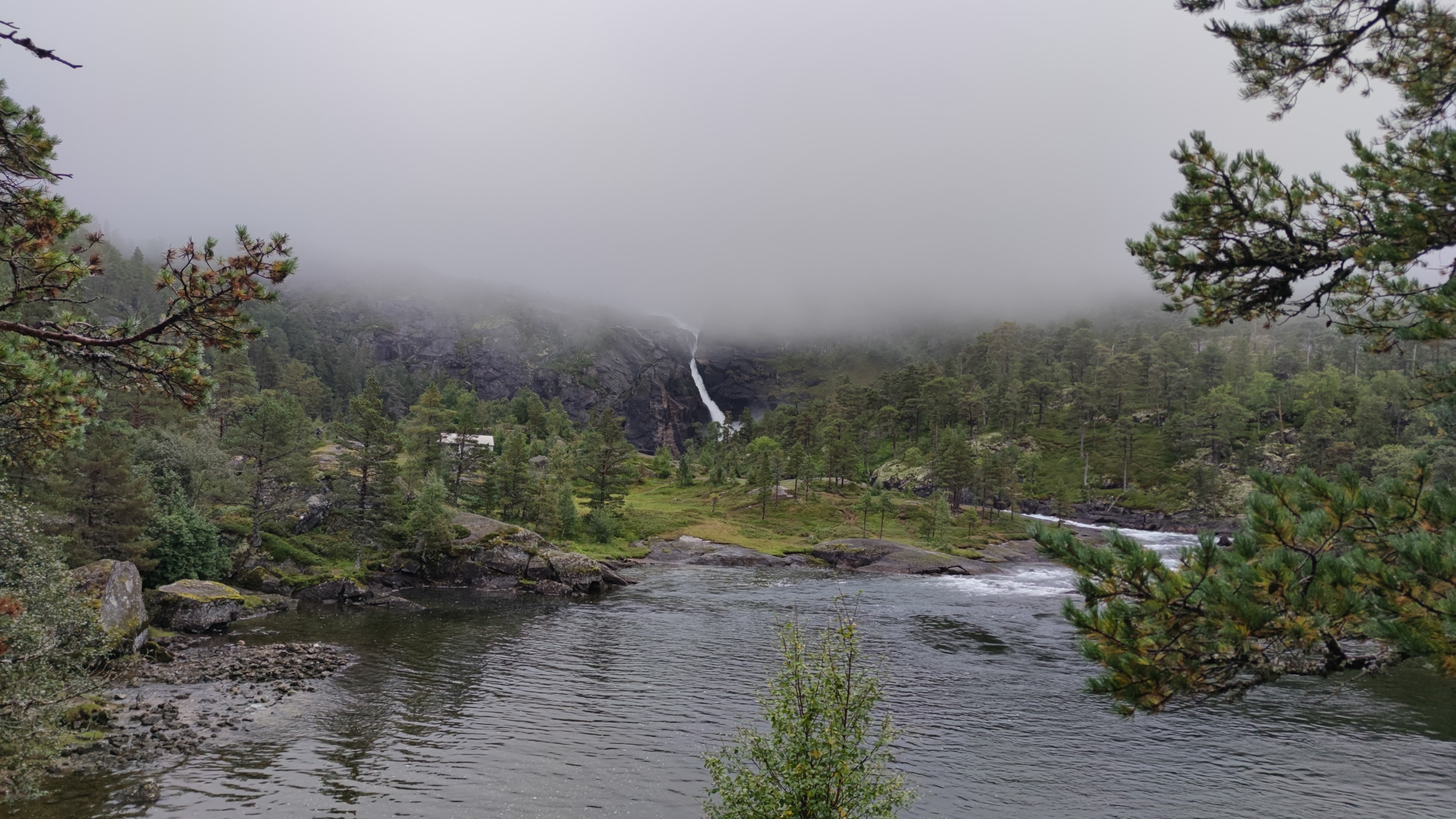 Nyastolfossen auf der Wasserfallrunde bei Kinsarvik