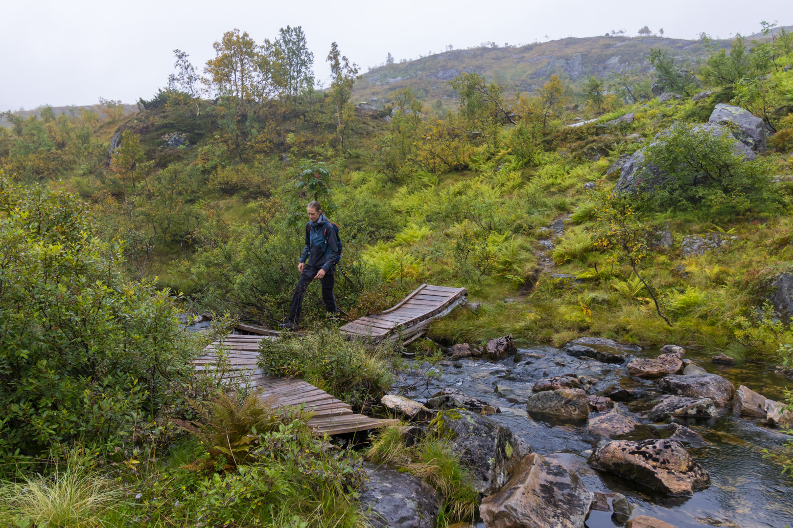 Holzplankenpfad auf dem Wasserfallpfad Fossestien in Norwegen