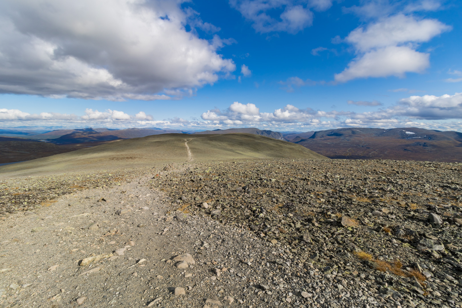 auf der Hochebene führt ein Kiesweg sanft nach dem Besseggen-Grat abwärts Richtung Gjendesheim