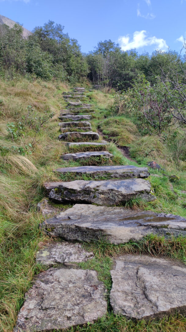 Treppe aus Steinplatten auf dem Weg zum Storsæterfossen