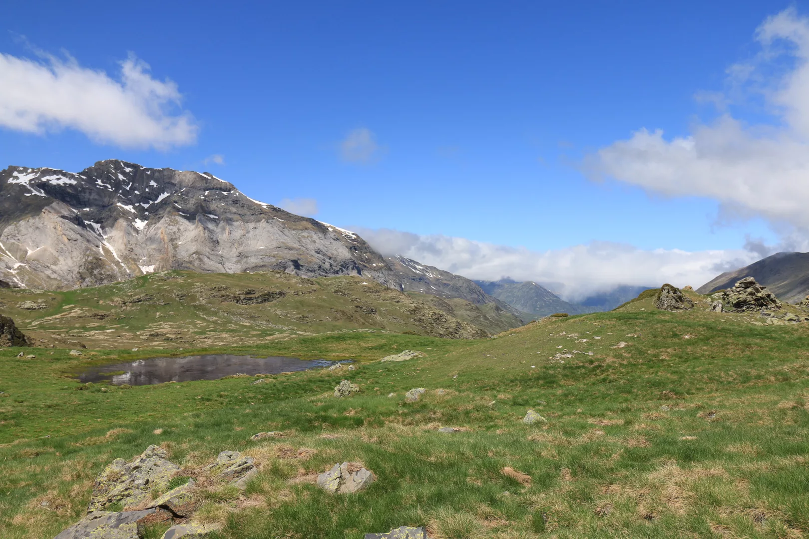 dampfender See in der Hochebene des Cirque de Troumouse